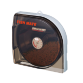 En foderautomat til akvariefisk, monteret på kanten af et akvarium. Automaten er fyldt med fiskefoder og er designet til at dosere og dispensere foder til fiskene i akvariet. Dette sikrer en regelmæssig og kontrolleret fodring af fiskene.