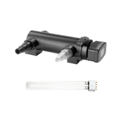 Et billede af en UV-C sterilisator i et akvarium eller en dam. UV-C sterilisatoren bruges til at dræbe skadelige bakterier, vira og alger ved hjælp af ultraviolet lys, hvilket sikrer en ren og sund vandmiljø for fisk og andre akvariebeboere.