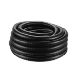 Et billede af slanger anvendt i en industri- eller VVS-indstilling. Disse fleksible rør bruges til at transportere væsker eller gas fra en kilde til en destination. Slanger kommer i forskellige størrelser og materialer afhængigt af den specifikke anvendelse, og de spiller en vigtig rolle i mange forskellige industrier og applikationer.