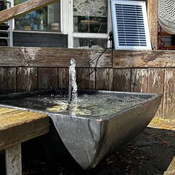 Solcellepumpe med springvand